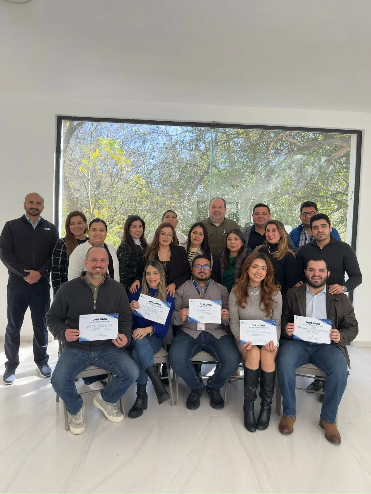 Equipo LEAL con diplomas